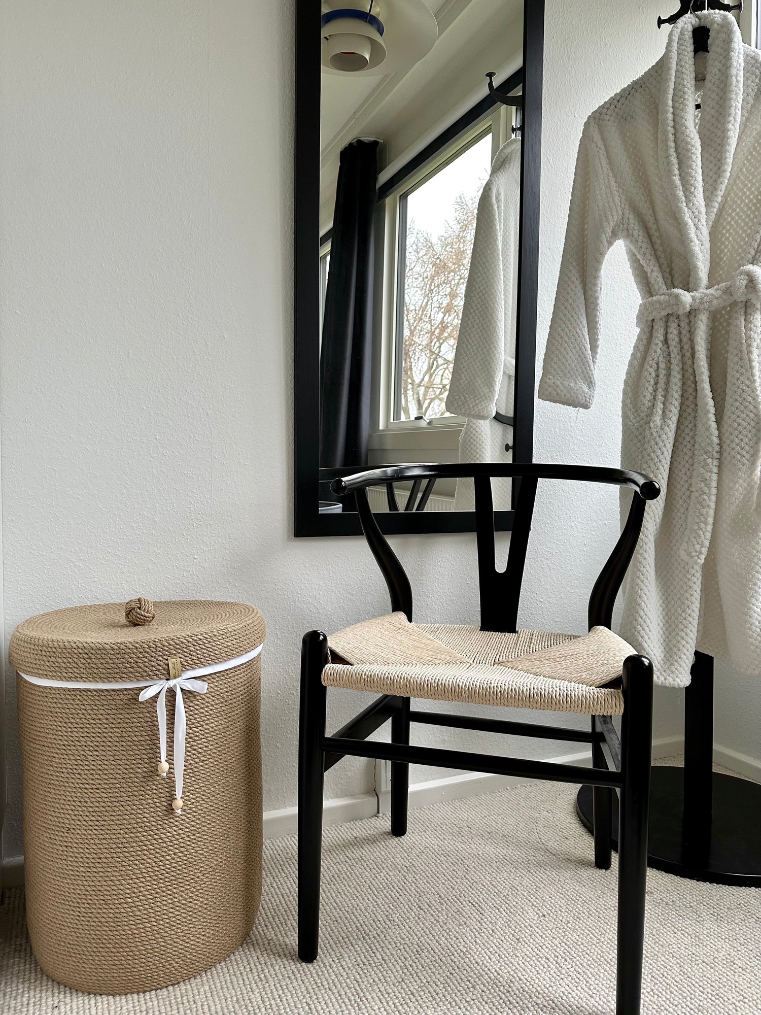 Håndlavet jutekurv med låg og indvendig stofpose – et bæredygtigt element i moderne boligindretning.