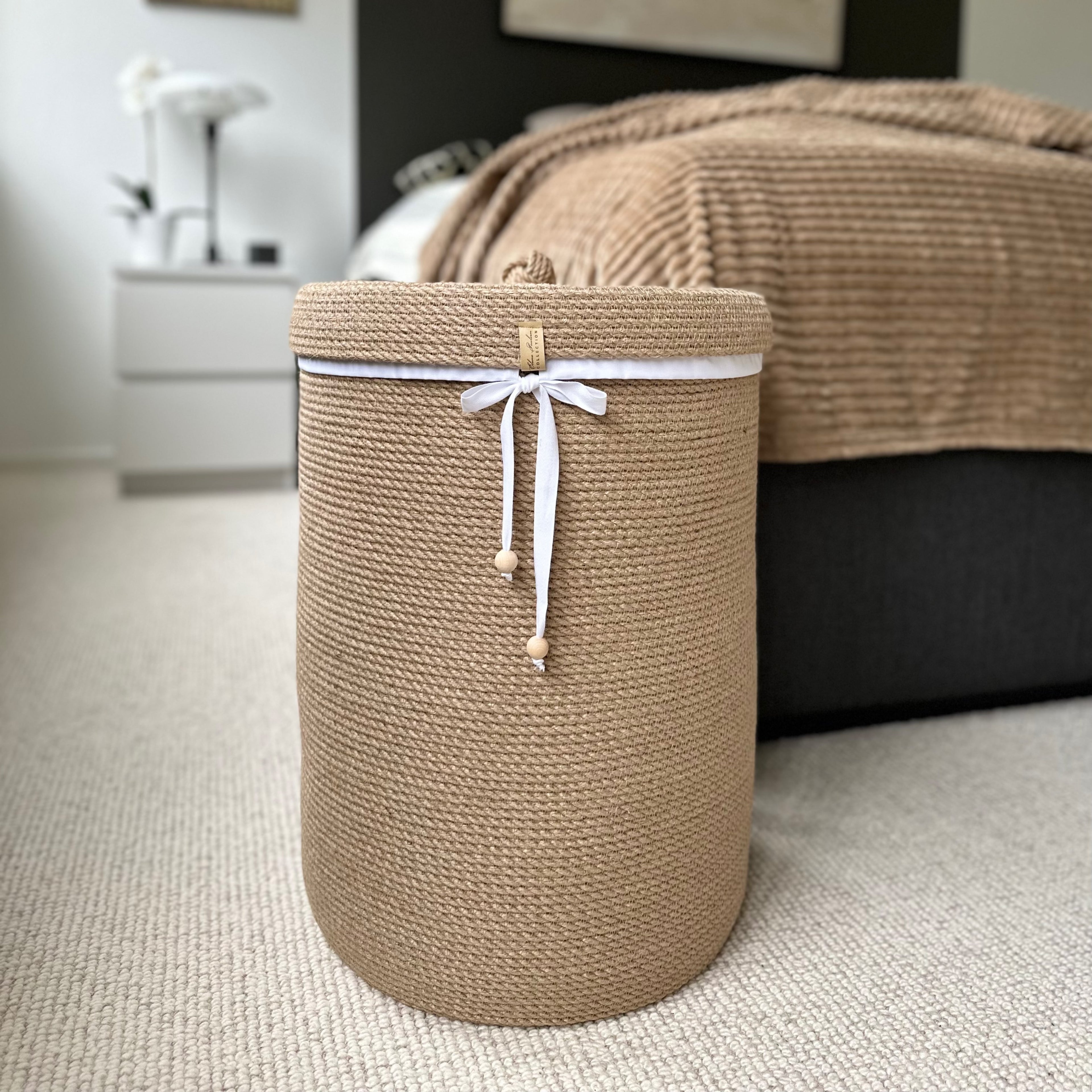 Håndlavet jutekurv med låg og indvendig pose – bæredygtig og æstetisk opbevaring til soveværelset.