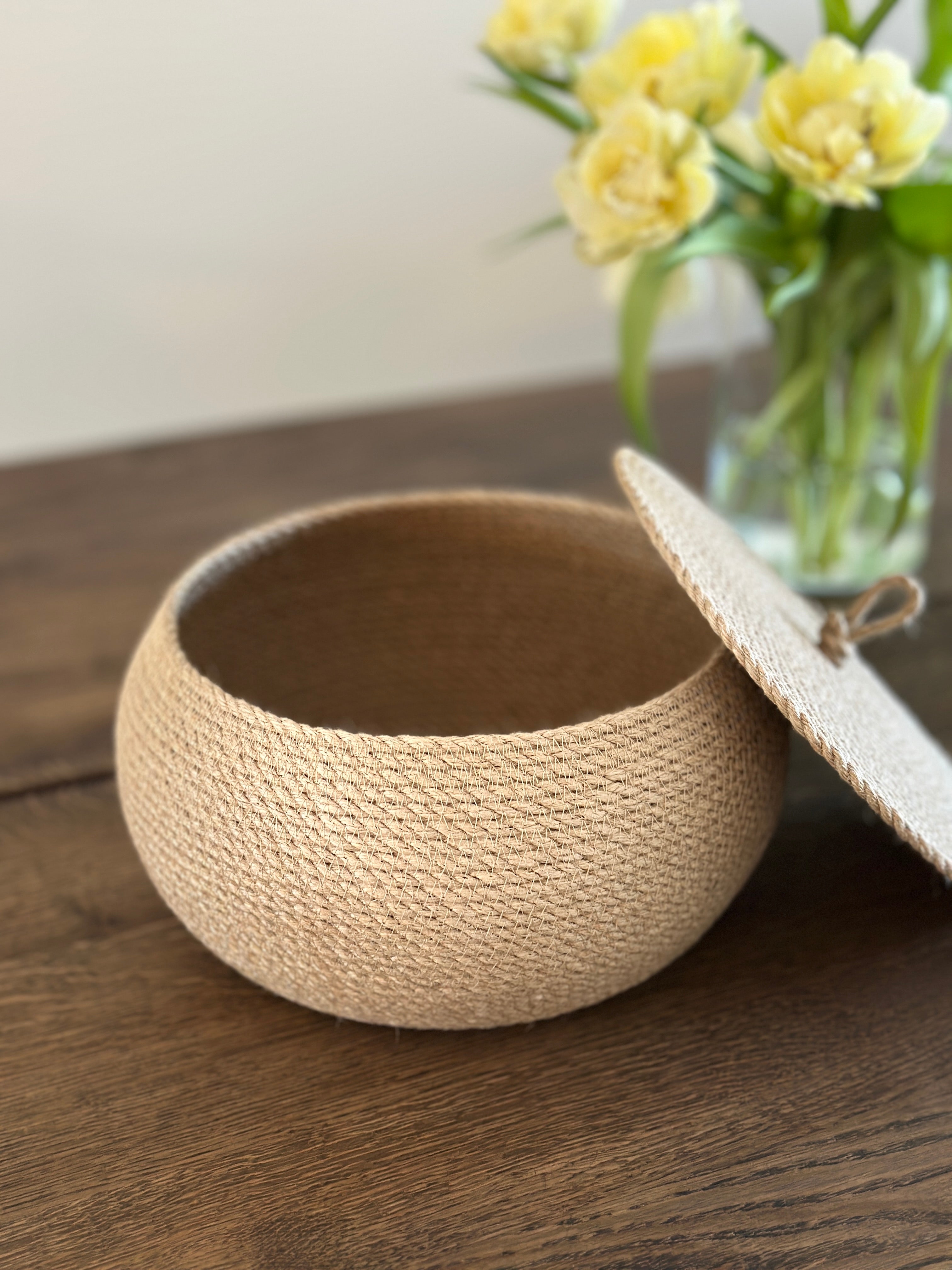 Håndlavet jute kurv med låg i tøndeform. Bæredygtig og alsidig til opbevaring af småting.