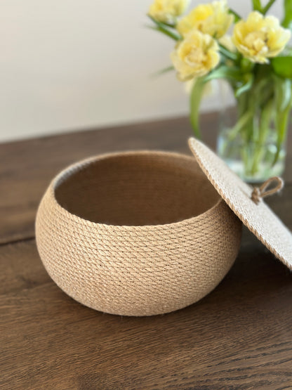 Håndlavet jute kurv med låg i tøndeform. Bæredygtig og alsidig til opbevaring af småting.