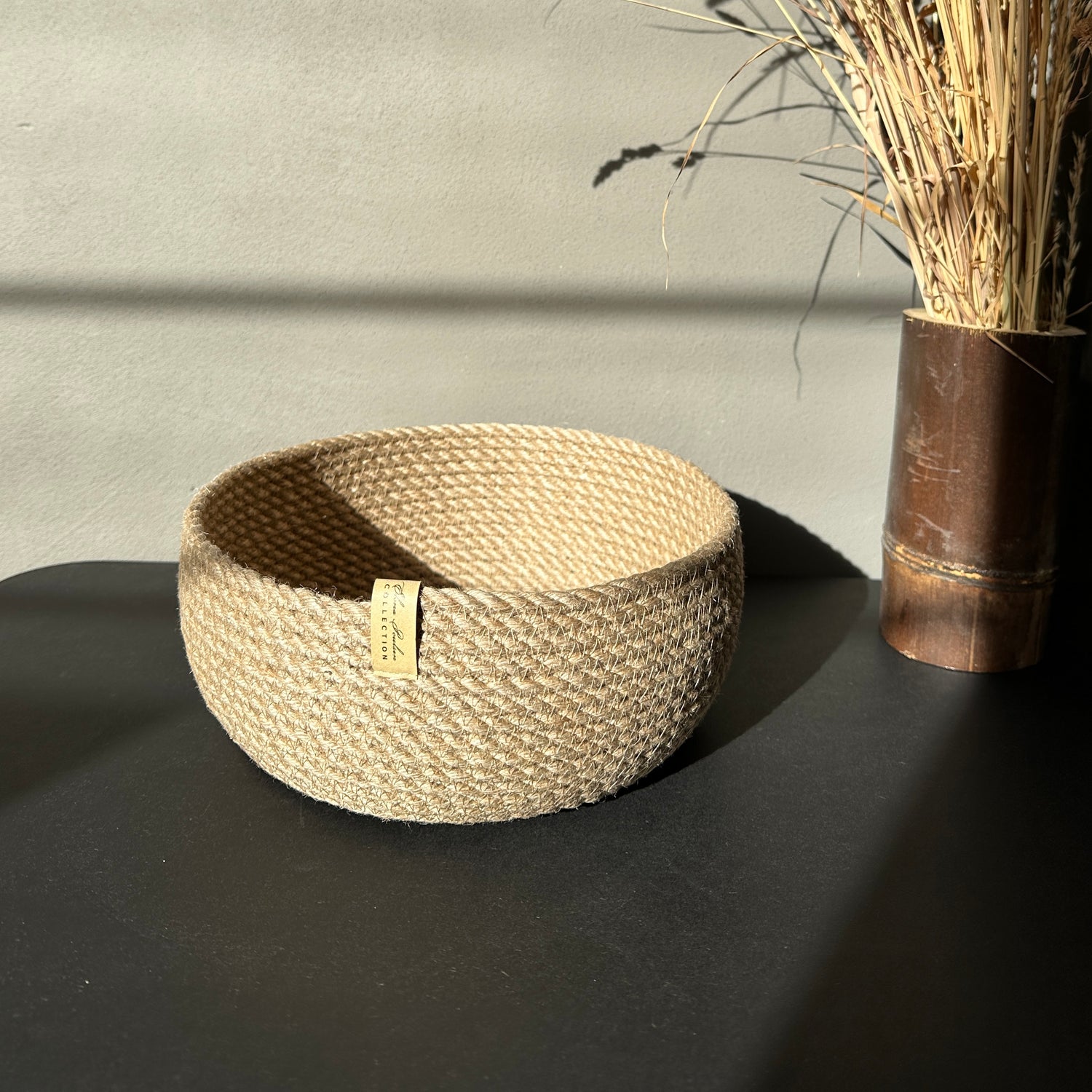 Kompakt håndlavet jutekurv, robust, stilfuld og bæredygtig.