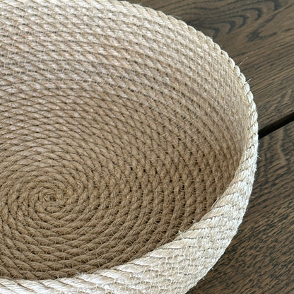 Naturlig rund jutekurv i håndværk. Et alsidigt valg til servering og opbevaring, der passer smukt ind i enhver indretning.