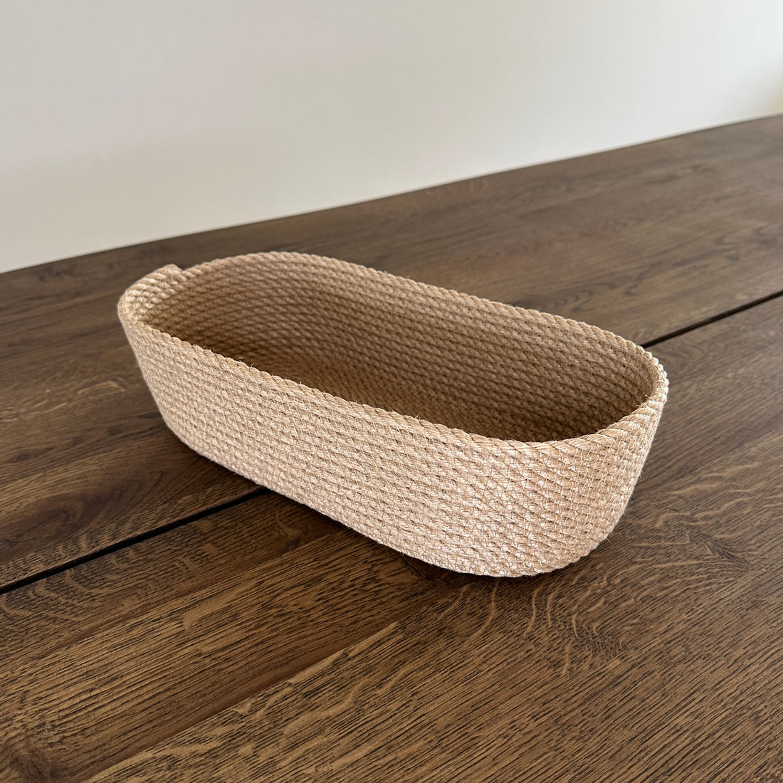 Oval håndlavet kurv af jute. Høj kvalitet og naturligt materiale, ideel til servering af brød og opbevaring af småting.