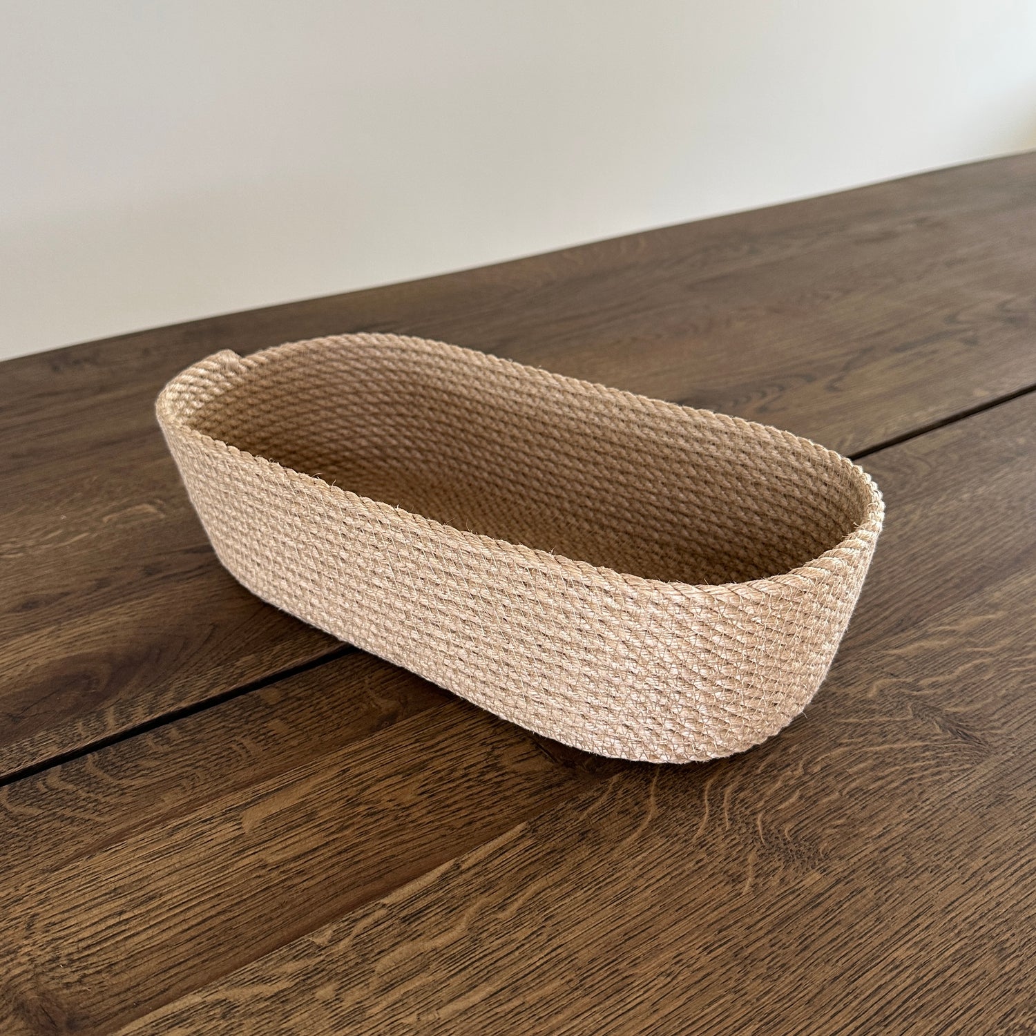 Oval håndlavet kurv af jute. Høj kvalitet og naturligt materiale, ideel til servering af brød og opbevaring af småting.