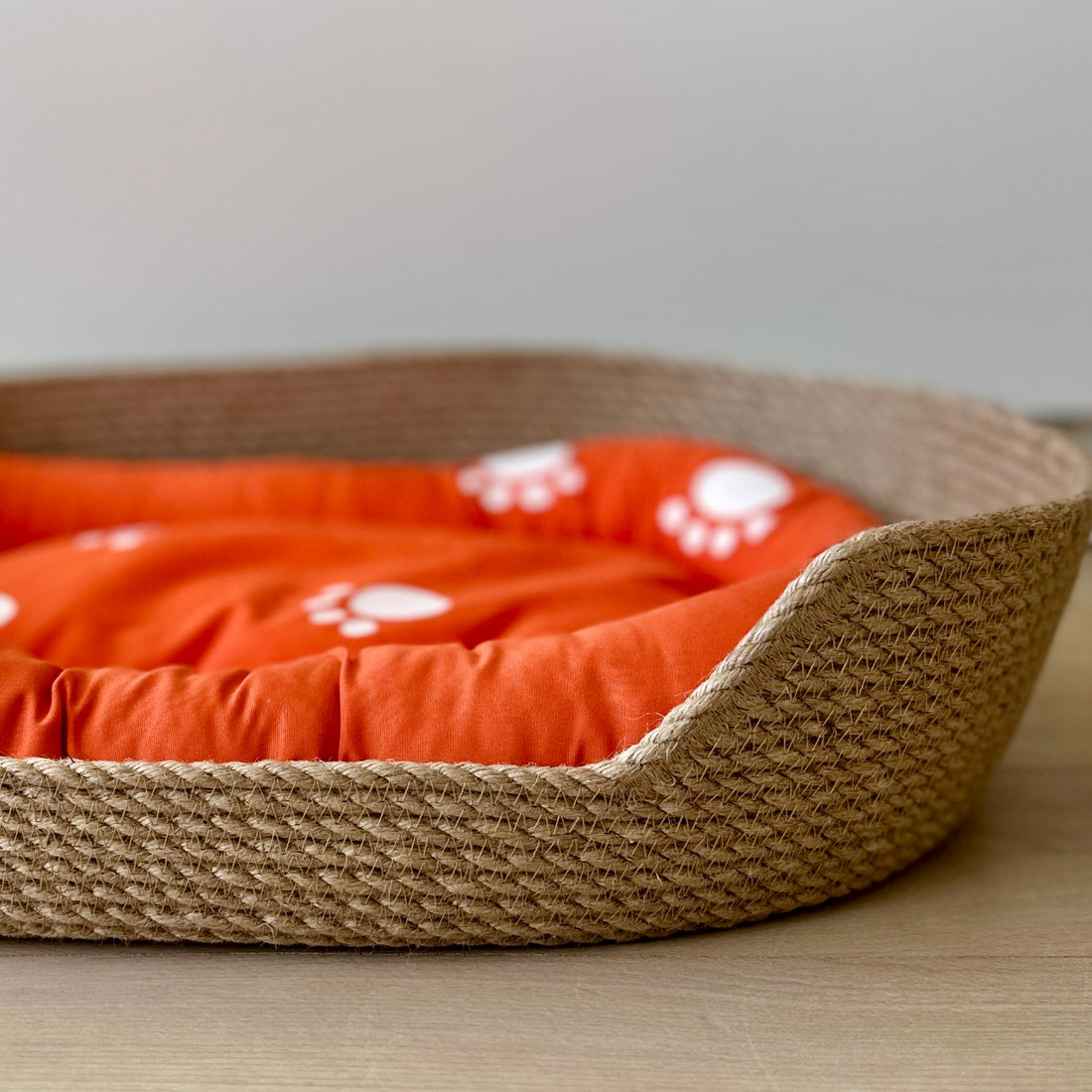 Bæredygtig og håndlavet kæledyrskurv i jute med farverig pude.