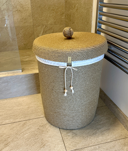 Håndlavet jutekurv med låg og indvendig stofpose – et bæredygtigt og funktionelt valg til badeværelset.