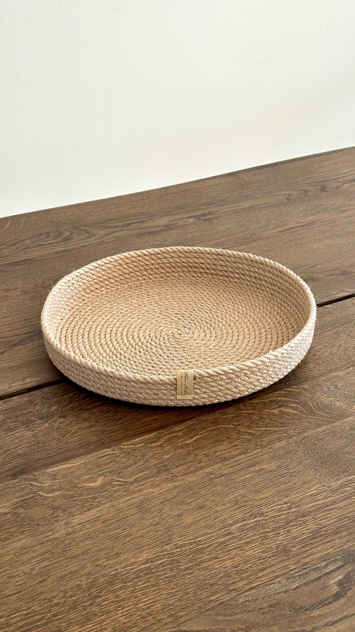 Dekorativ rund jute bakke i natur, håndlavet opbevaringsbakke af jute til brød, frugt, nøgler, smykker og boligindretning.