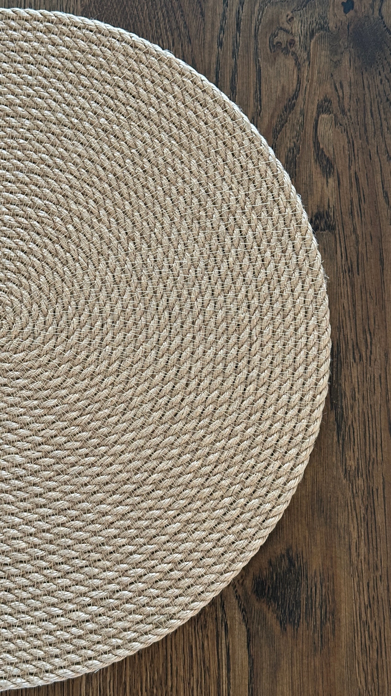 Nærbillede af rund jutedækkeserviet, håndlavet med høj kvalitet og præcist udført.