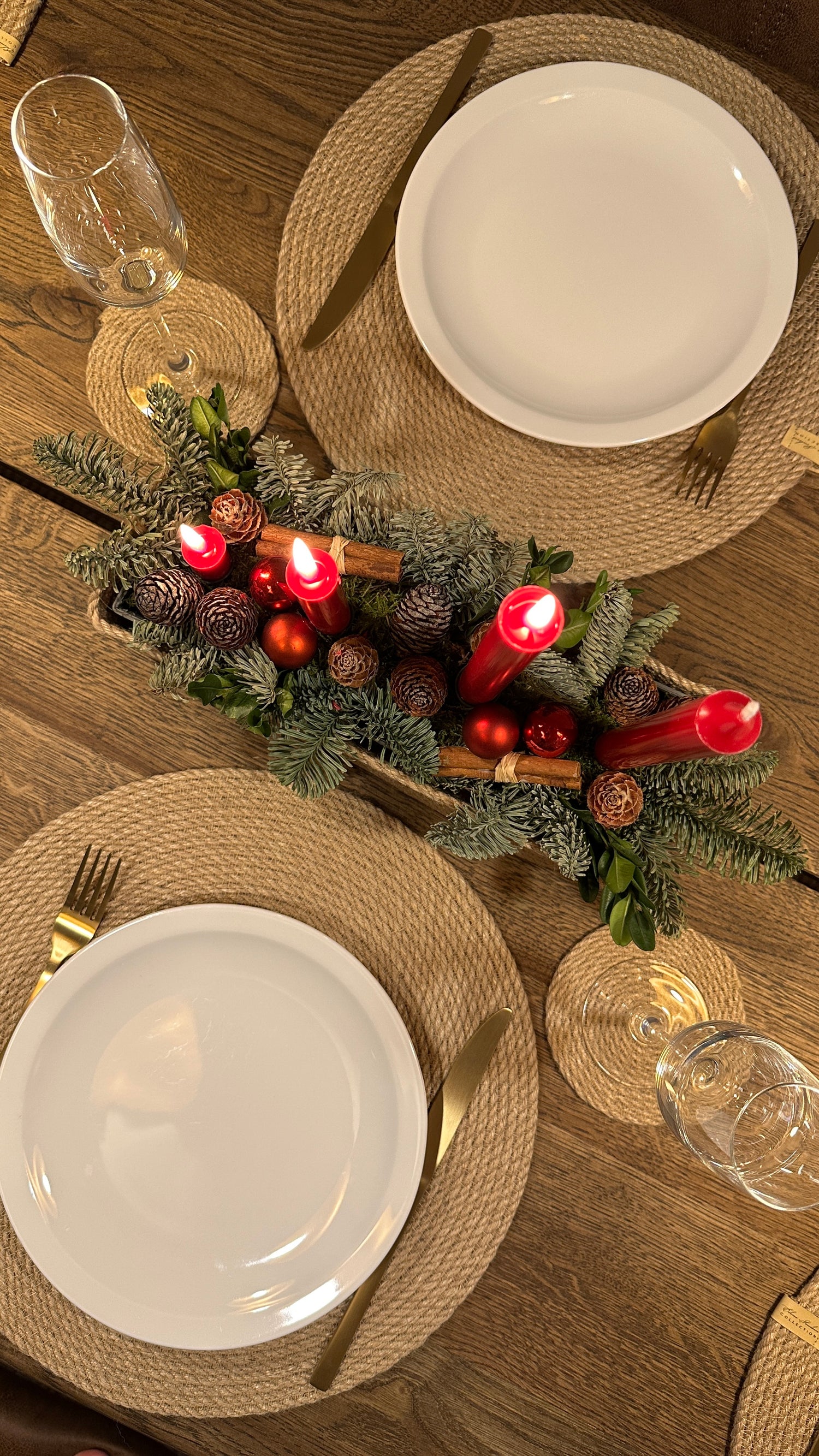 Rund dækkeserviet af jute, håndlavet, diameter 37 cm. Miljøvenlig og slidstærk, til stilfuld borddækning med tallerken og bestik.