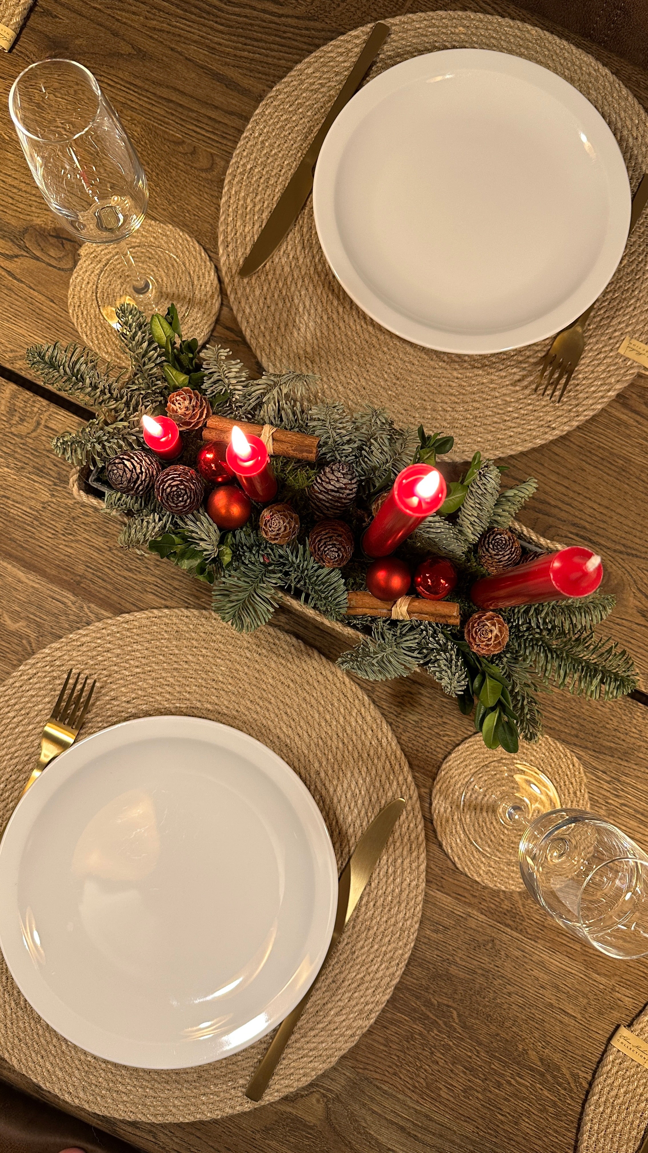 Rund dækkeserviet af jute, håndlavet, diameter 37 cm. Miljøvenlig og slidstærk, til stilfuld borddækning med tallerken og bestik.