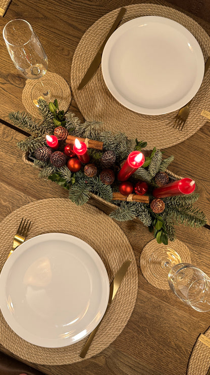 Rund dækkeserviet af jute, håndlavet, diameter 37 cm. Miljøvenlig og slidstærk, til stilfuld borddækning med tallerken og bestik.