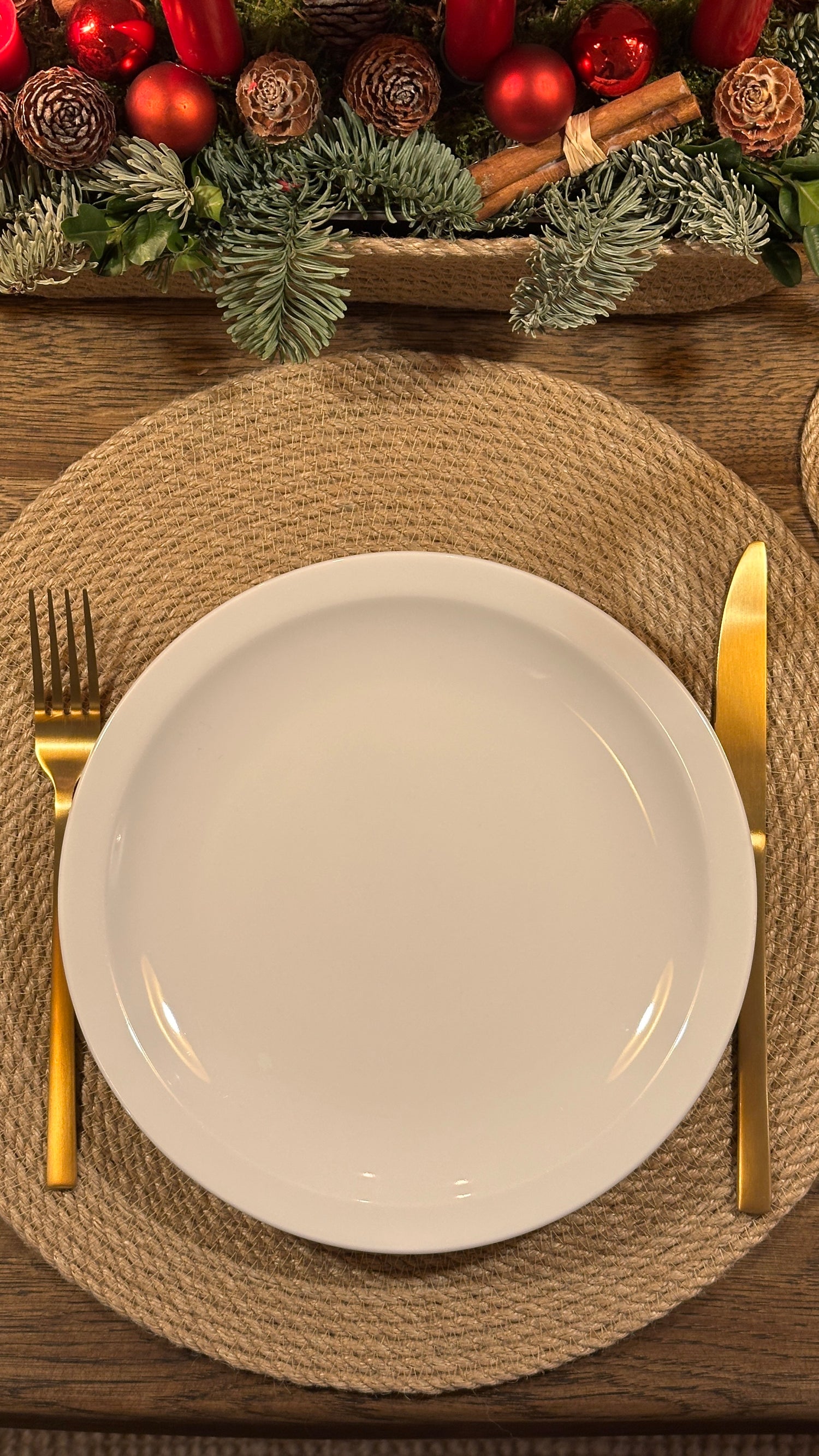 Rund dækkeserviet af naturlig jute, håndlavet, diameter 37 cm. Holdbar og miljøvenlig, passer til tallerken og bestik.