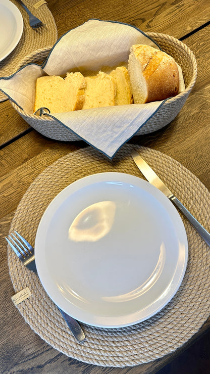 Håndlavet rund dækkeserviet af jute, diameter 37 cm. Naturlig og holdbar, rummer tallerken og bestik.