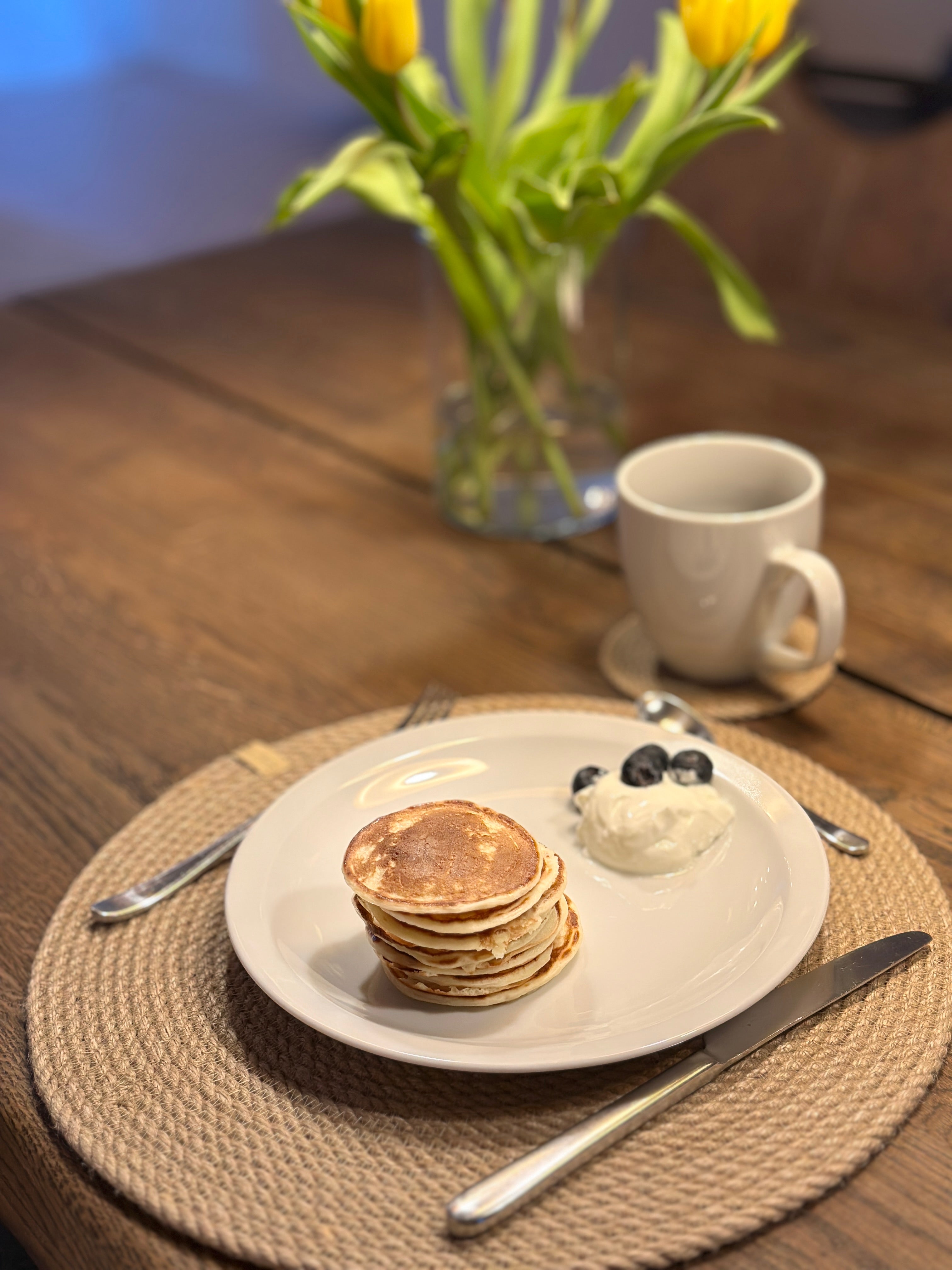Rund dækkeserviet af jute, håndlavet, diameter 37 cm. Miljøvenlig og slidstærk, til tallerken og bestik.