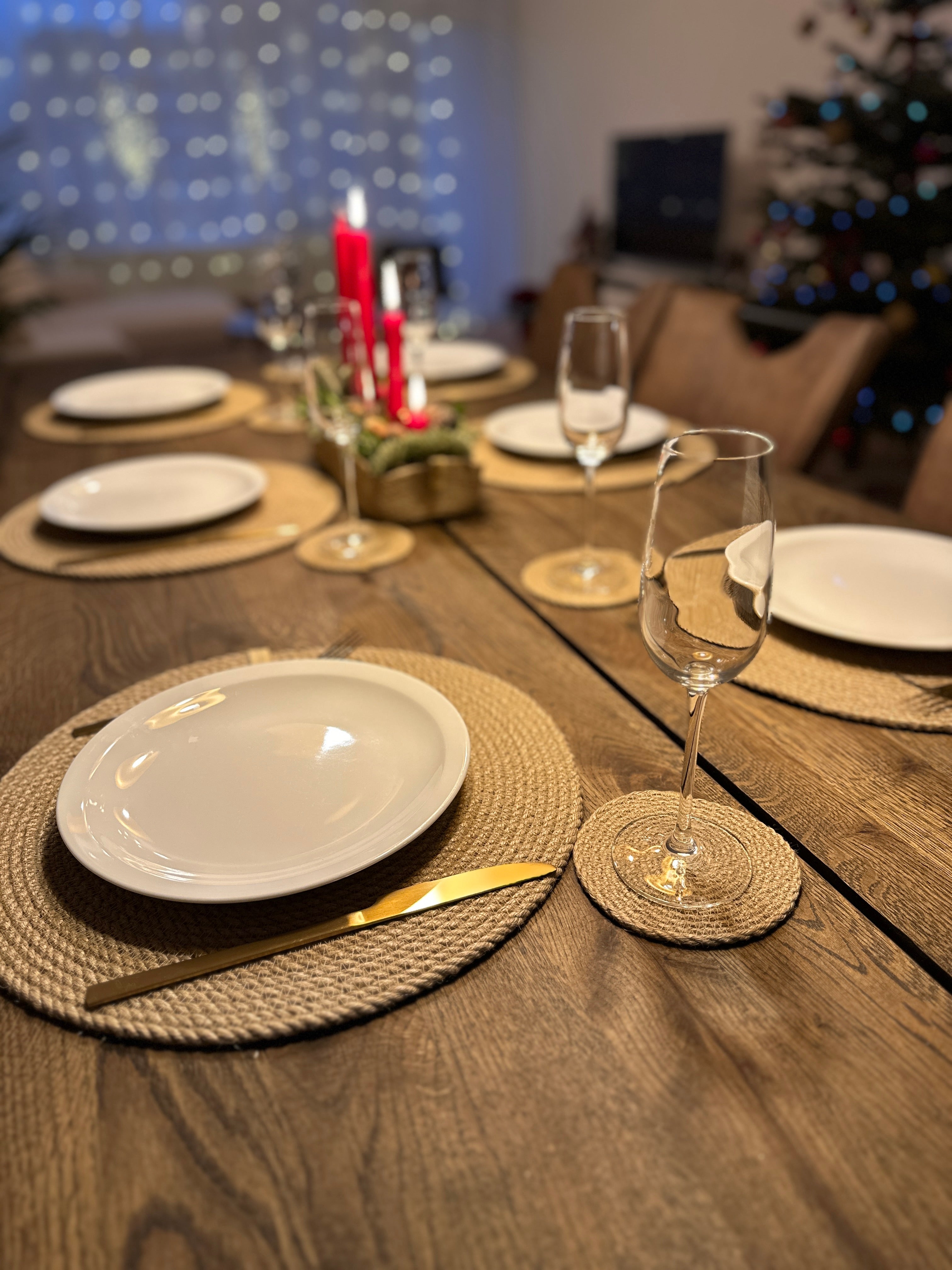 Rund dækkeserviet af jute, håndlavet, diameter 37 cm. Ideel til festlig borddækning, passer til tallerken og bestik, holdbar og naturlig.