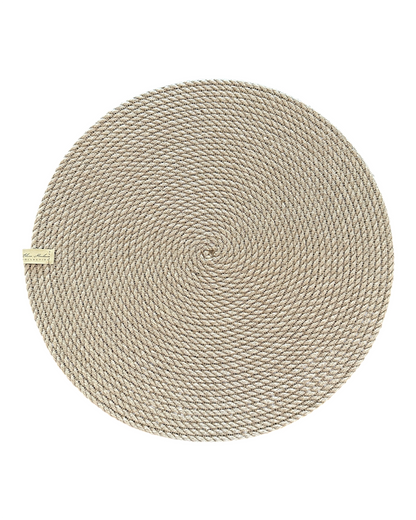 Håndlavet rundt dækkeserviet i naturjute 37 cm, holdbart og alsidigt til borddækning og dekoration.