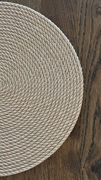 Nærbillede af rund håndlavet jutedækkeserviet med præcist udført arbejde og høj kvalitet.
