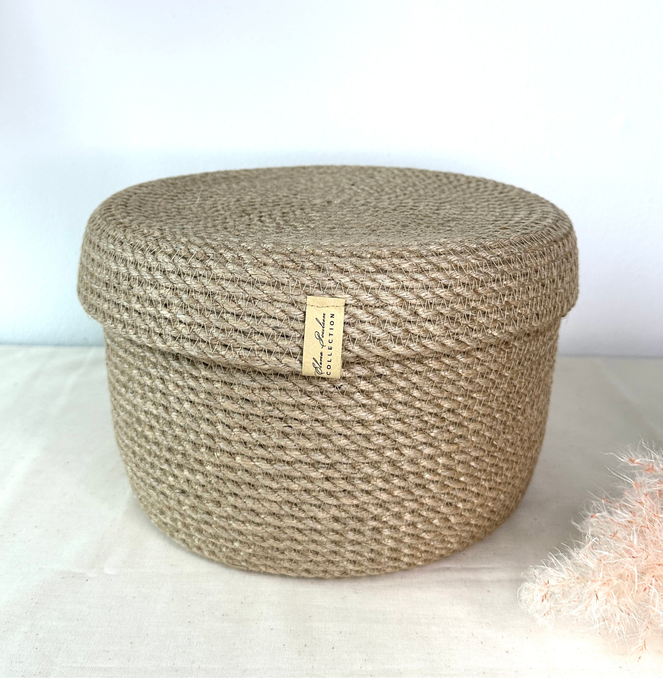 Naturlig og æstetisk jute kurv med låg, håndlavet med kærlighed.