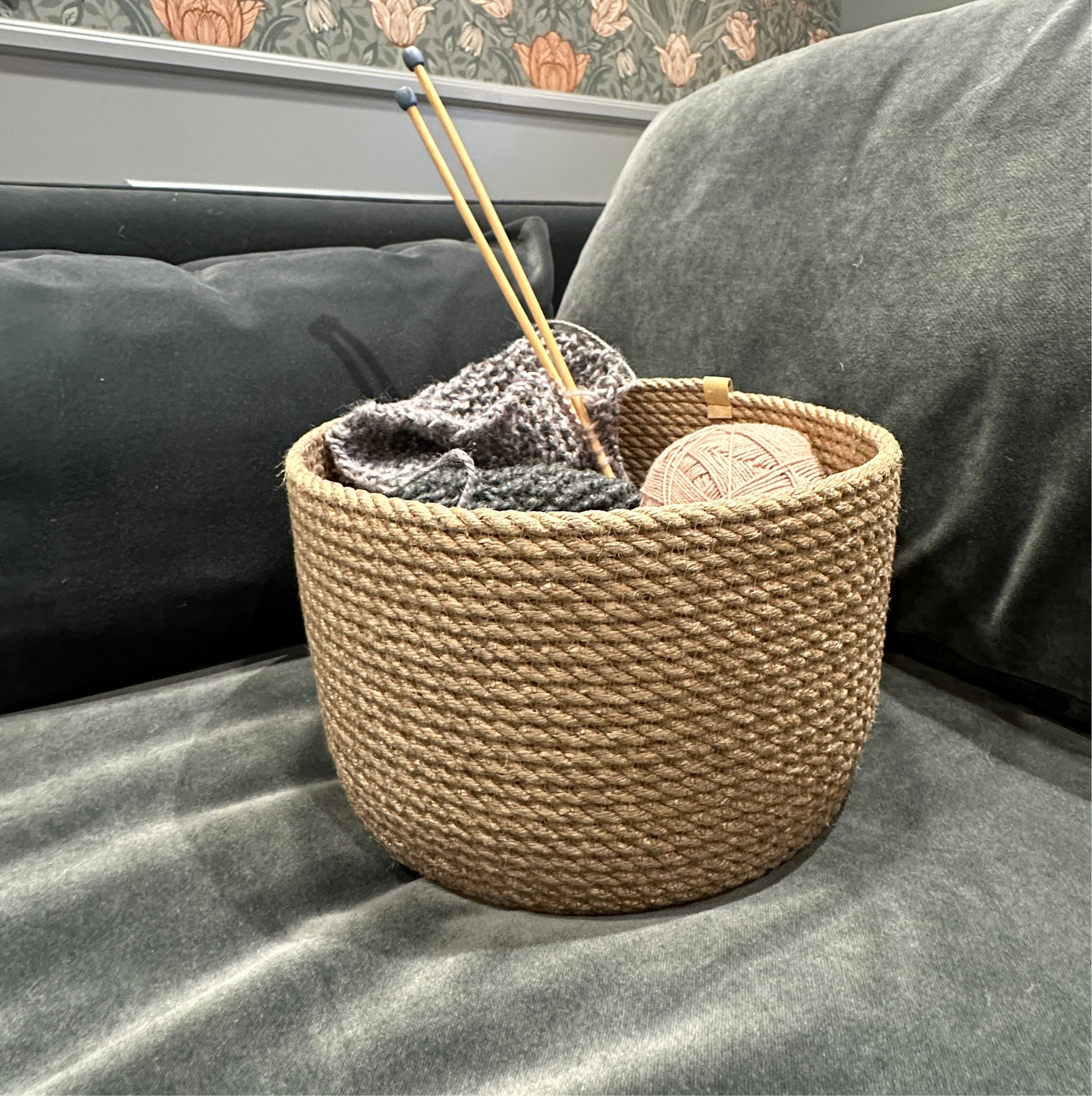 Rummelig håndlavet kurv med låg – lavet af økologisk jute til stilfuld opbevaring.