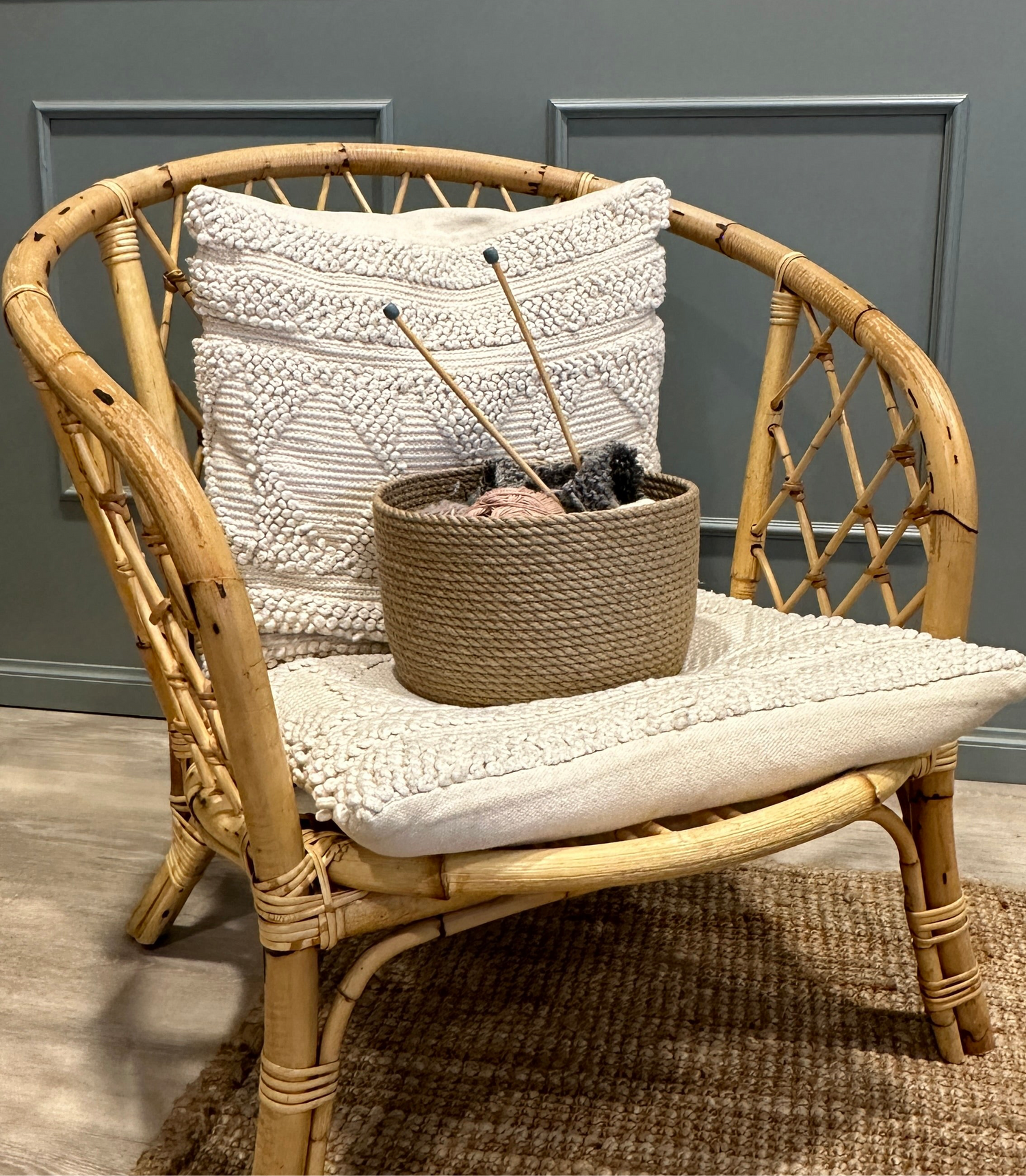 Tidløs jute kurv med låg fra Elena Poulsen collection – bæredygtigt design til hjemmet.