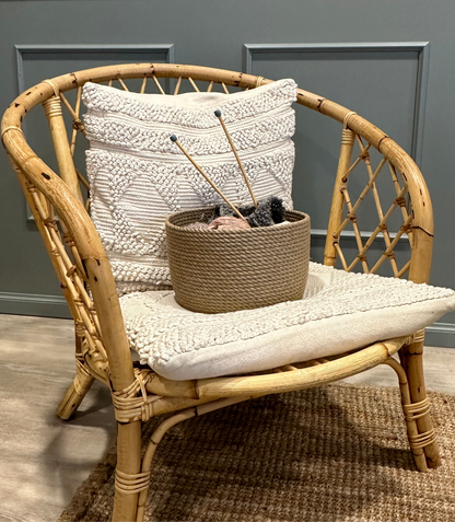 Tidløs jute kurv med låg fra Elena Poulsen collection – bæredygtigt design til hjemmet.