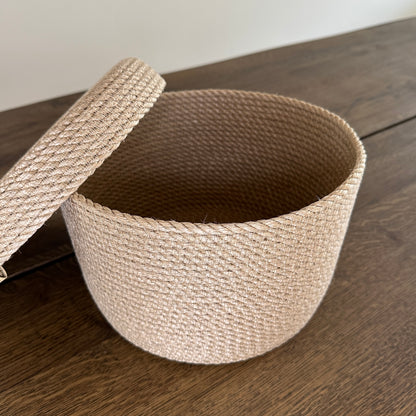 Elegant og funktionel jute kurv med låg – håndlavet og bæredygtig.
