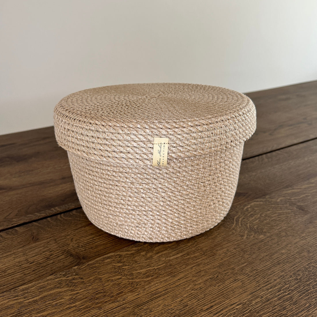 Håndlavet kurv med låg i naturlig jute – ideel til opbevaring i ethvert rum.