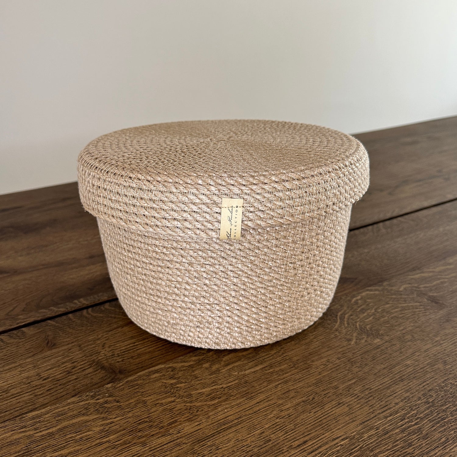 Håndlavet kurv med låg i naturlig jute – ideel til opbevaring i ethvert rum.