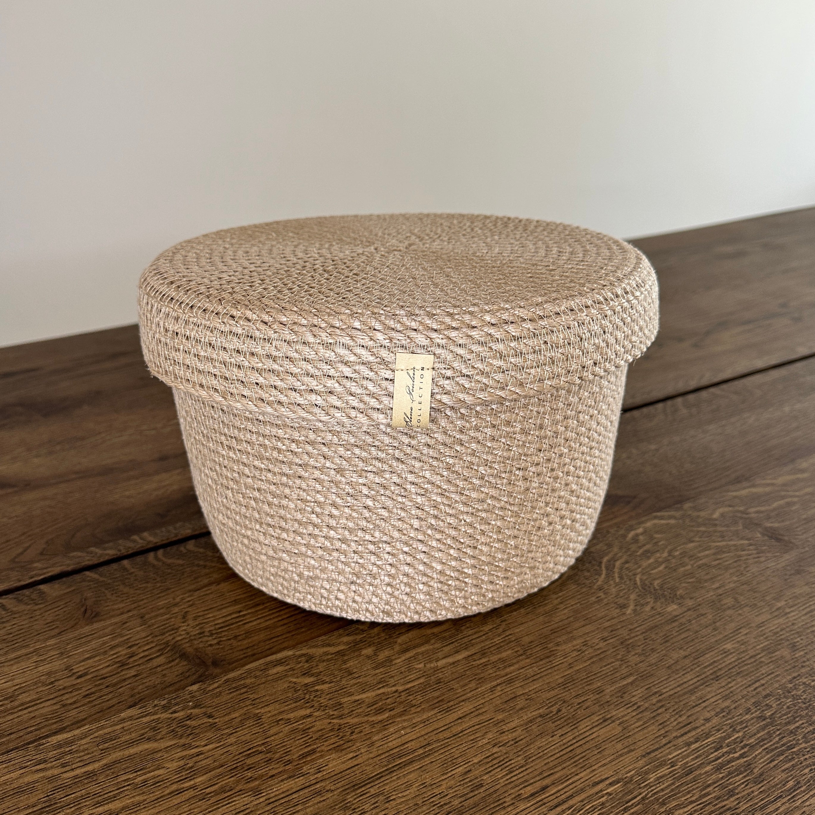 Håndlavet kurv med låg i naturlig jute – ideel til opbevaring i ethvert rum.