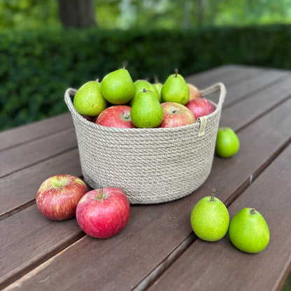 Håndlavet og alsidig jutekurv – et bæredygtigt og æstetisk valg til opbevaring af frugt som æbler og pærer. Velegnet til både køkken, terrasse og have.