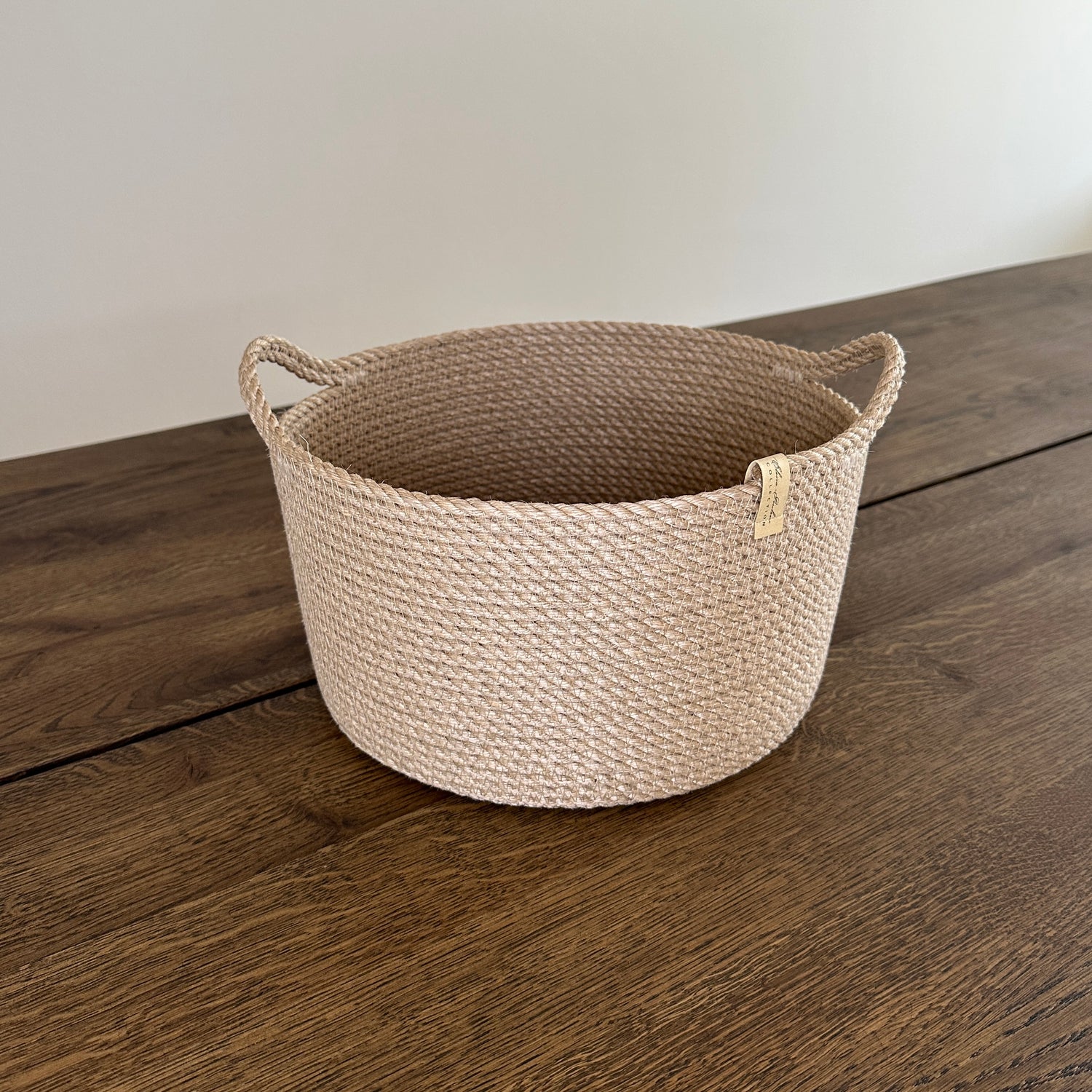 Rund kurv i slidstærk jute med håndtag. Et bæredygtigt og stilfuldt valg til både opbevaring og indretning.