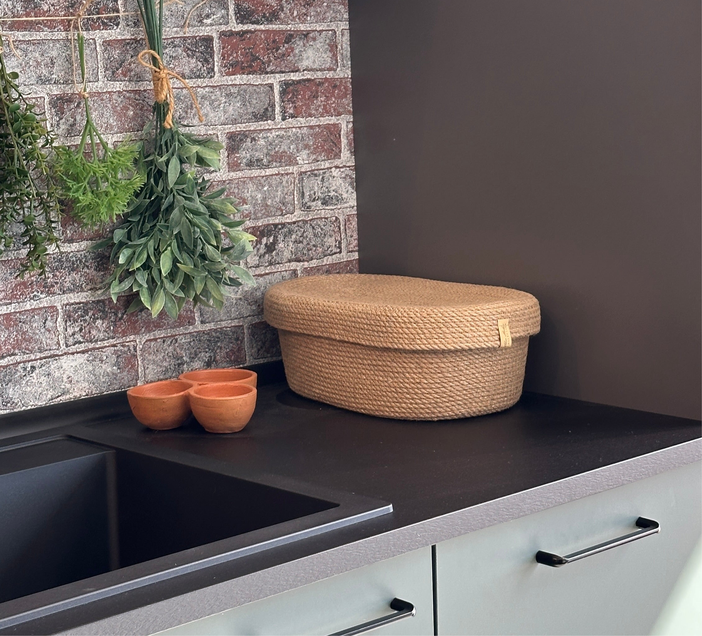 Stilfuld oval håndlavet jutekurv, holdbar og bæredygtig, til køkkenet og indretningen.