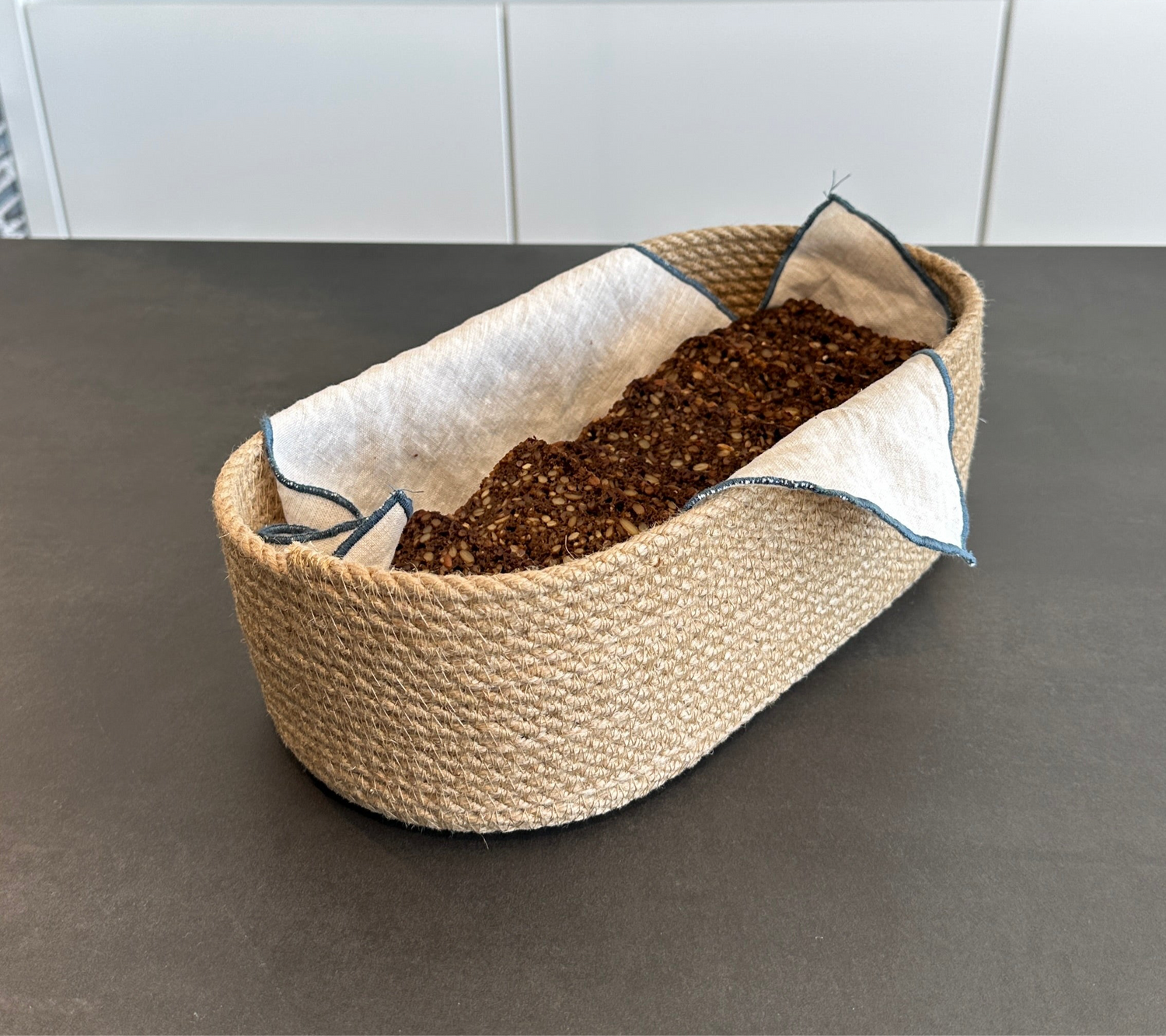 Oval håndlavet jutekurv, stilfuld og robust, velegnet til opbevaring af madvarer og boligtilbehør.