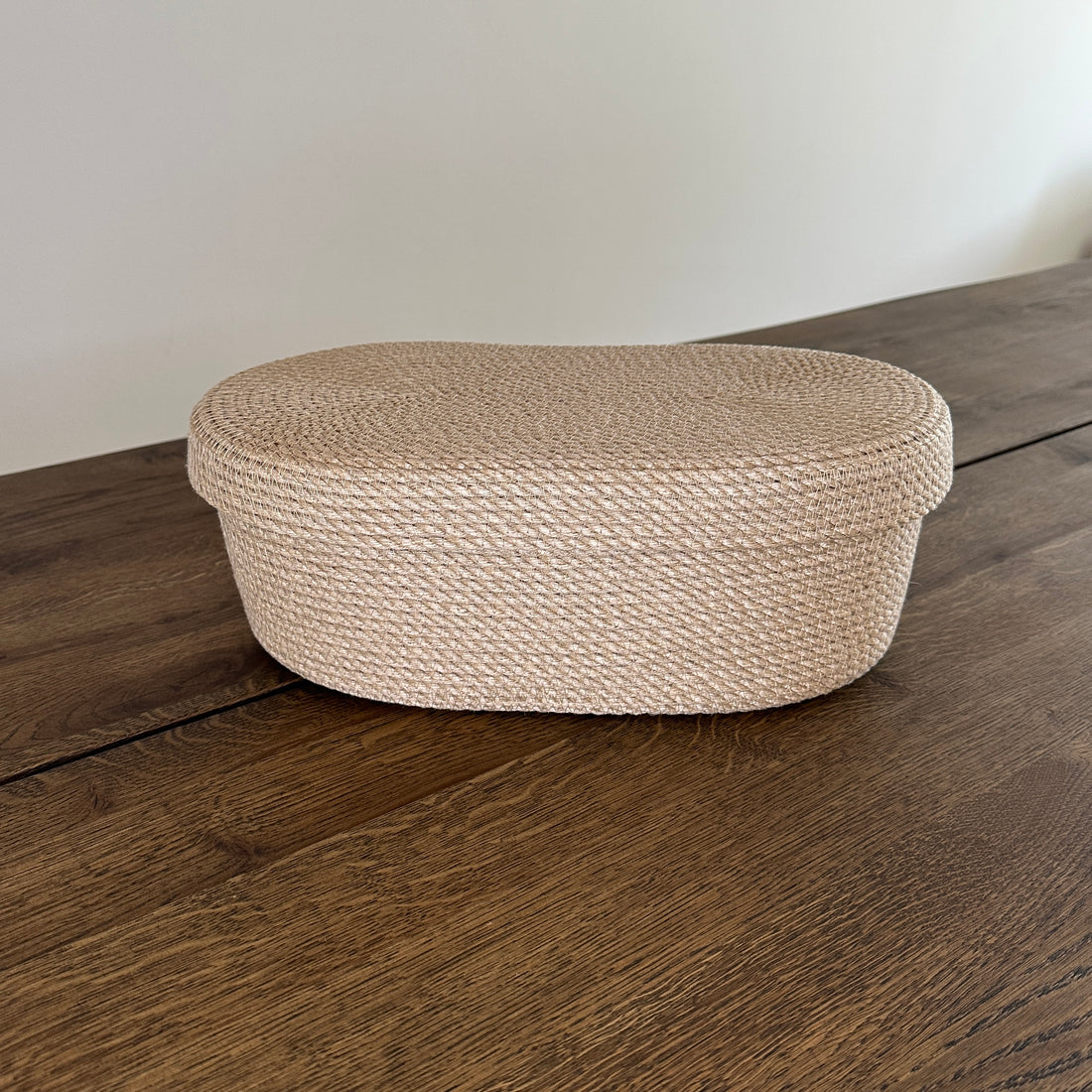 Oval håndlavet kurv af jute med låg. Høj kvalitet og stilrent design til opbevaring.