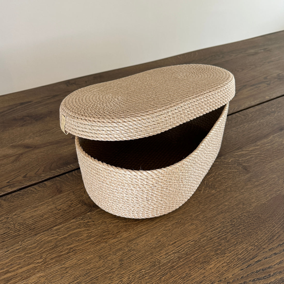 Oval kurv af naturjute med låg. Et solidt produkt i høj kvalitet til hjemmet.