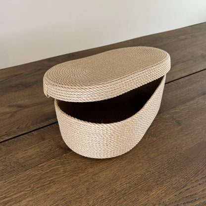 Oval kurv af naturjute med låg. Et solidt produkt i høj kvalitet til hjemmet.