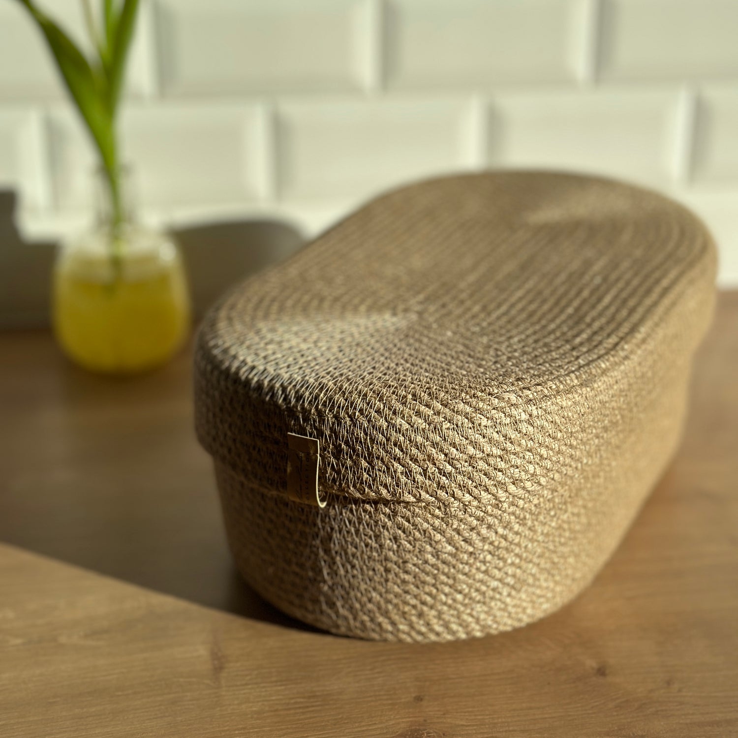 Oval kurv i 100% naturlig jute, håndlavet, bæredygtig løsning til opbevaring af brød, frugt, bagværk og småting.