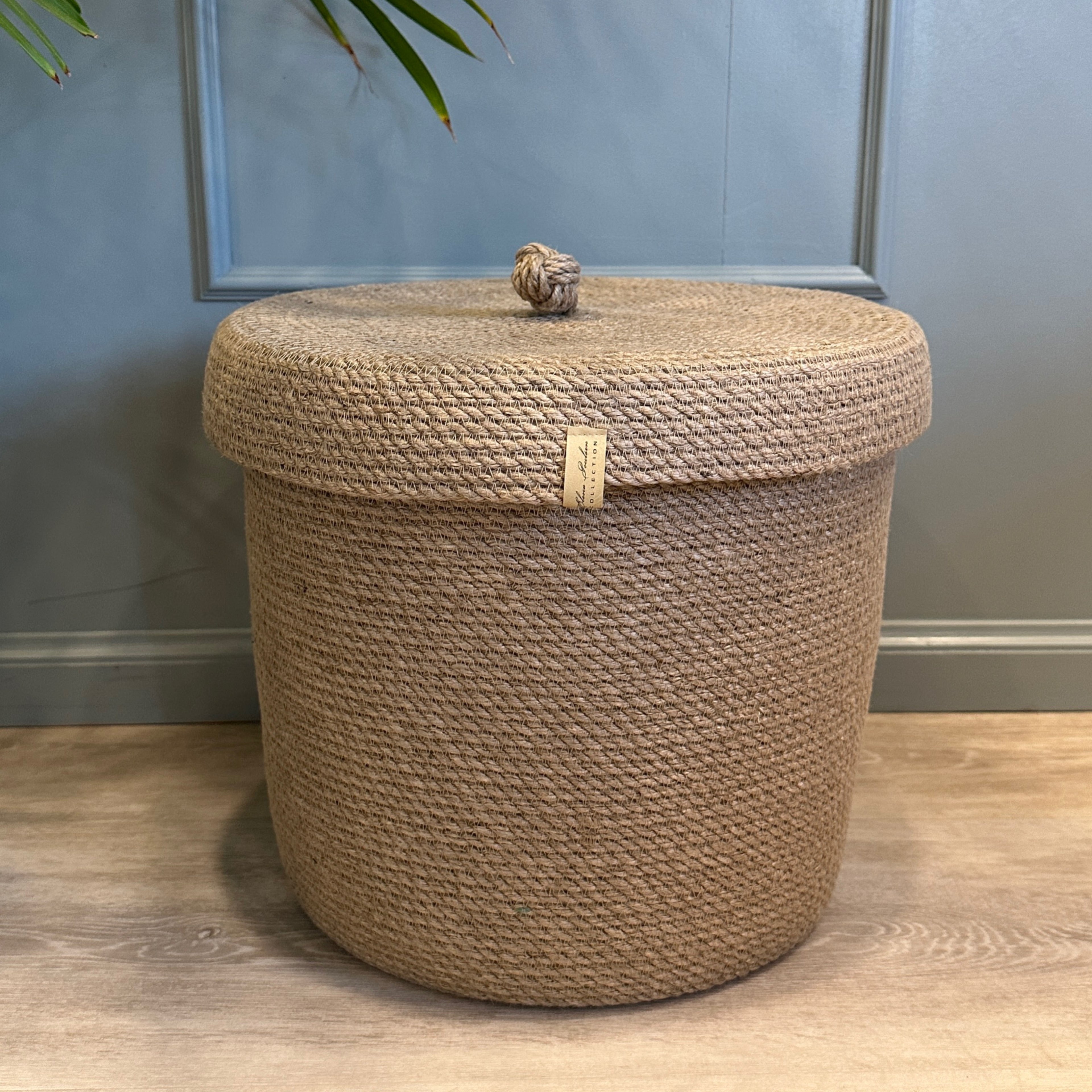 Rund håndlavet jutekurv med låg – en bæredygtig og alsidig opbevaringsløsning. Perfekt både til lejligheden og sommerhuset og passer ind i enhver indretning.
