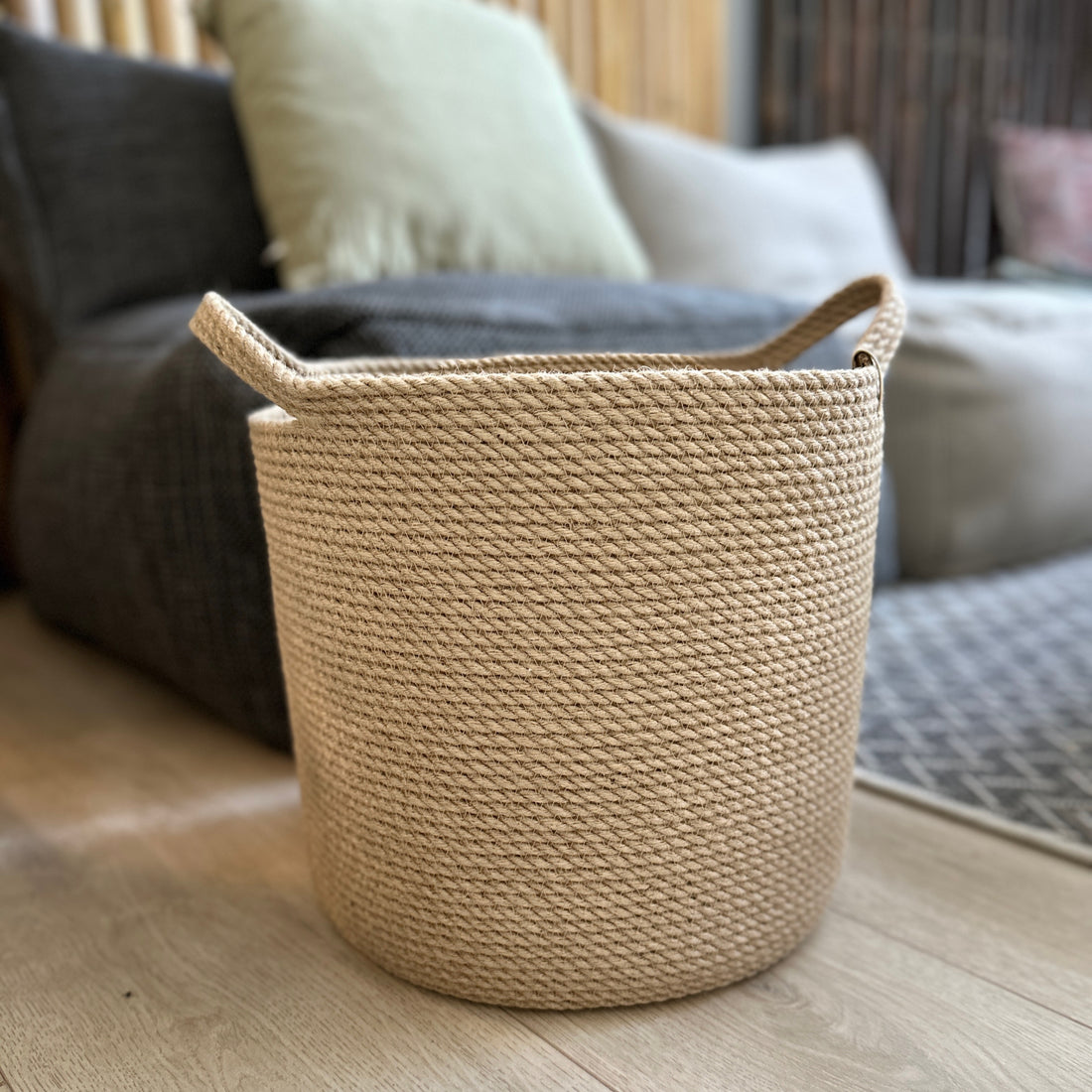 Håndlavet kurv i naturjute med praktiske håndtag – et bæredygtigt og funktionelt valg til opbevaring.