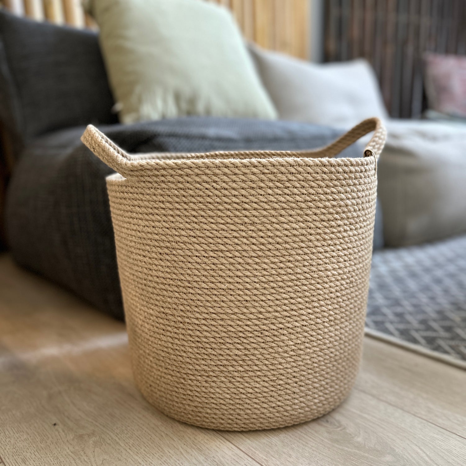 Håndlavet kurv i naturjute med praktiske håndtag – et bæredygtigt og funktionelt valg til opbevaring.