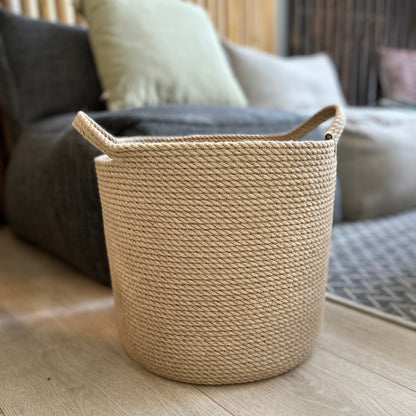 Håndlavet kurv i naturjute med praktiske håndtag – et bæredygtigt og funktionelt valg til opbevaring.