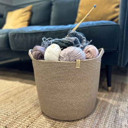 Miljøvenlig kurv i jute – håndlavet og perfekt til opbevaring af forskellige ting som tekstiler, garn eller legetøj.
