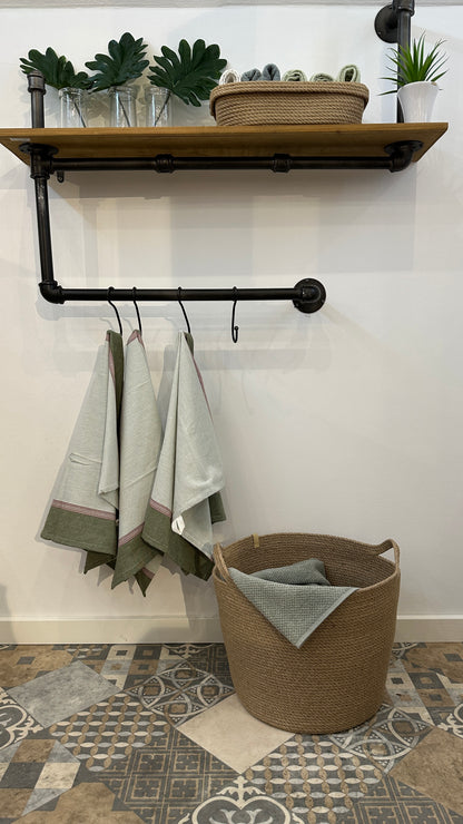 Håndlavet jutekurv med praktiske håndtag – et bæredygtigt valg til opbevaring af viskestykker og tekstiler i køkkenet eller badeværelset.