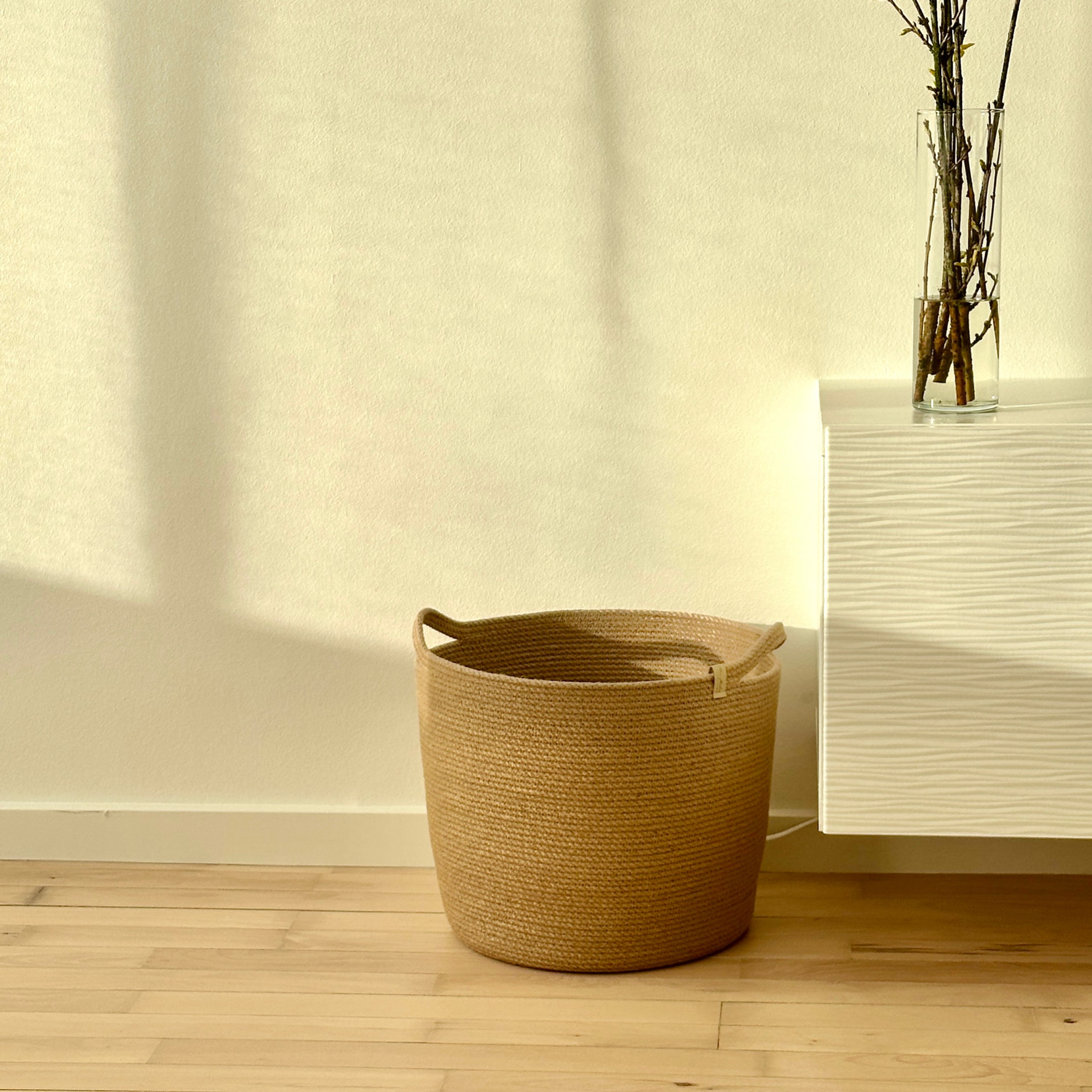 Miljøvenlig kurv i naturjute – håndlavet og ideel til stilren indretning med naturligt lys.