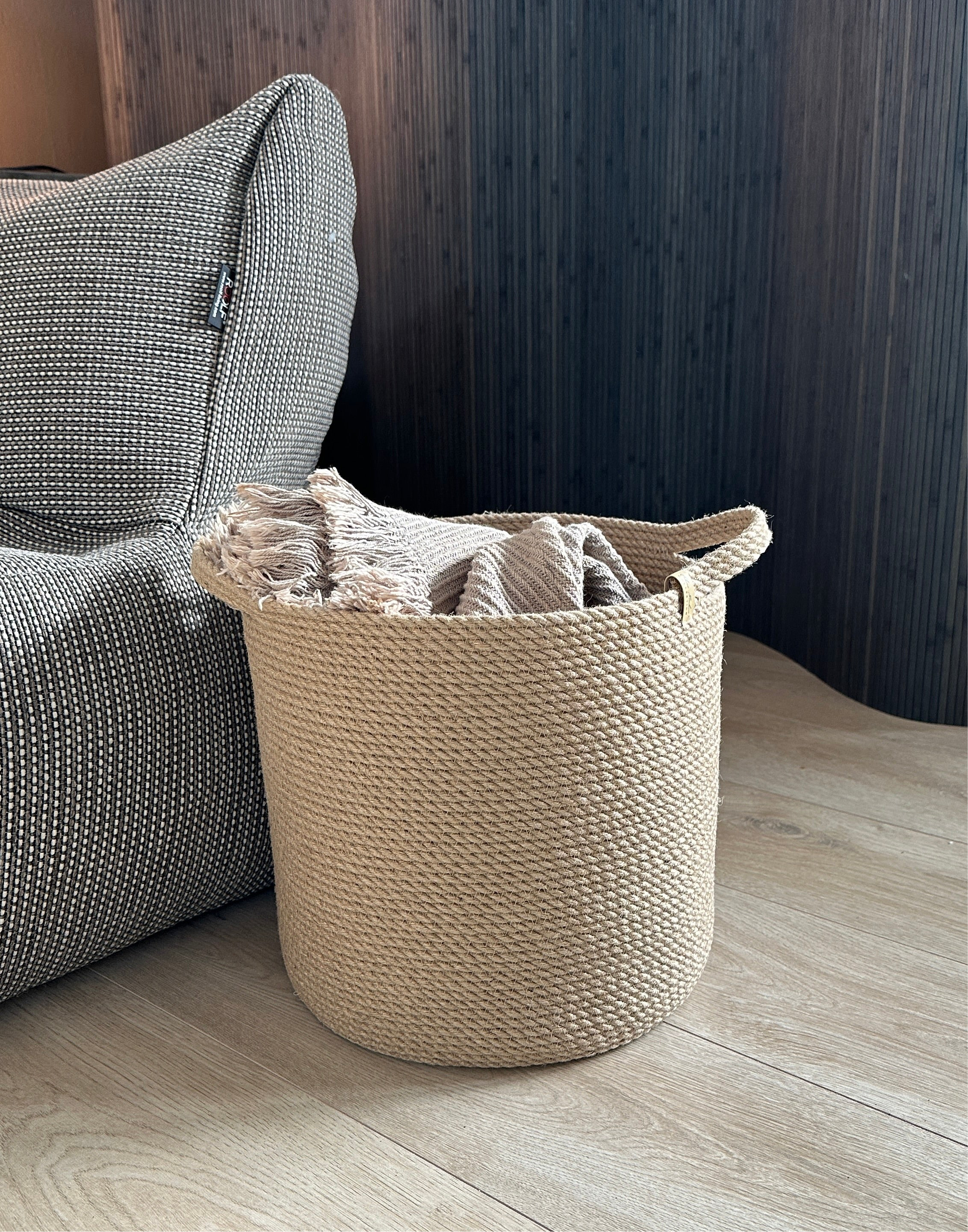 Håndlavet jutekurv med praktiske håndtag – et bæredygtigt og alsidigt valg til opbevaring af tæpper, puder eller sengetøj. Perfekt både til lejligheden og sommerhuset og passer ind i enhver indretning.