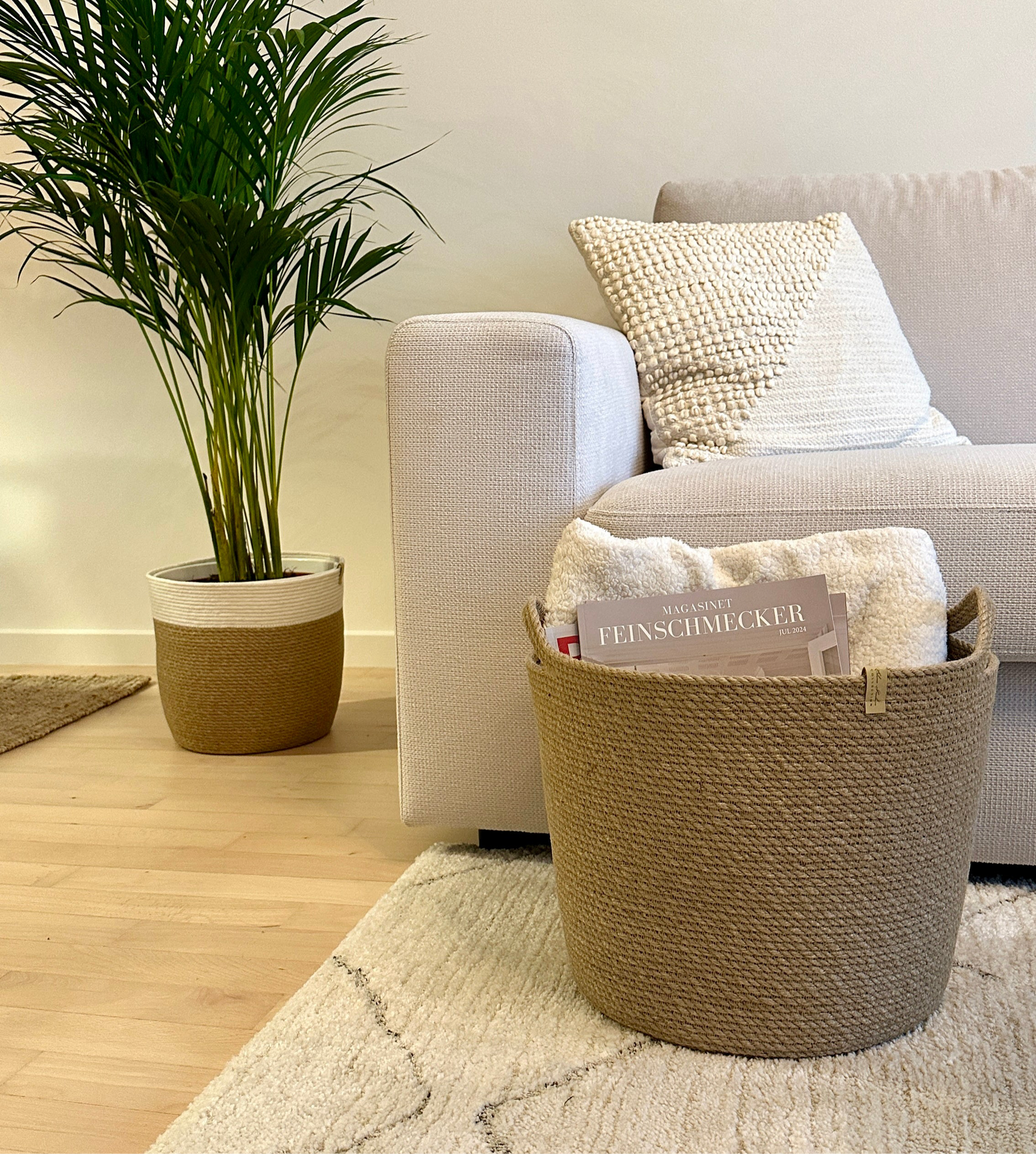 Rund kurv af naturlig jute med håndtag, håndlavet, holdbar og miljøvenlig. Ideel til opbevaring af plaider, puder og magasiner i stuen.