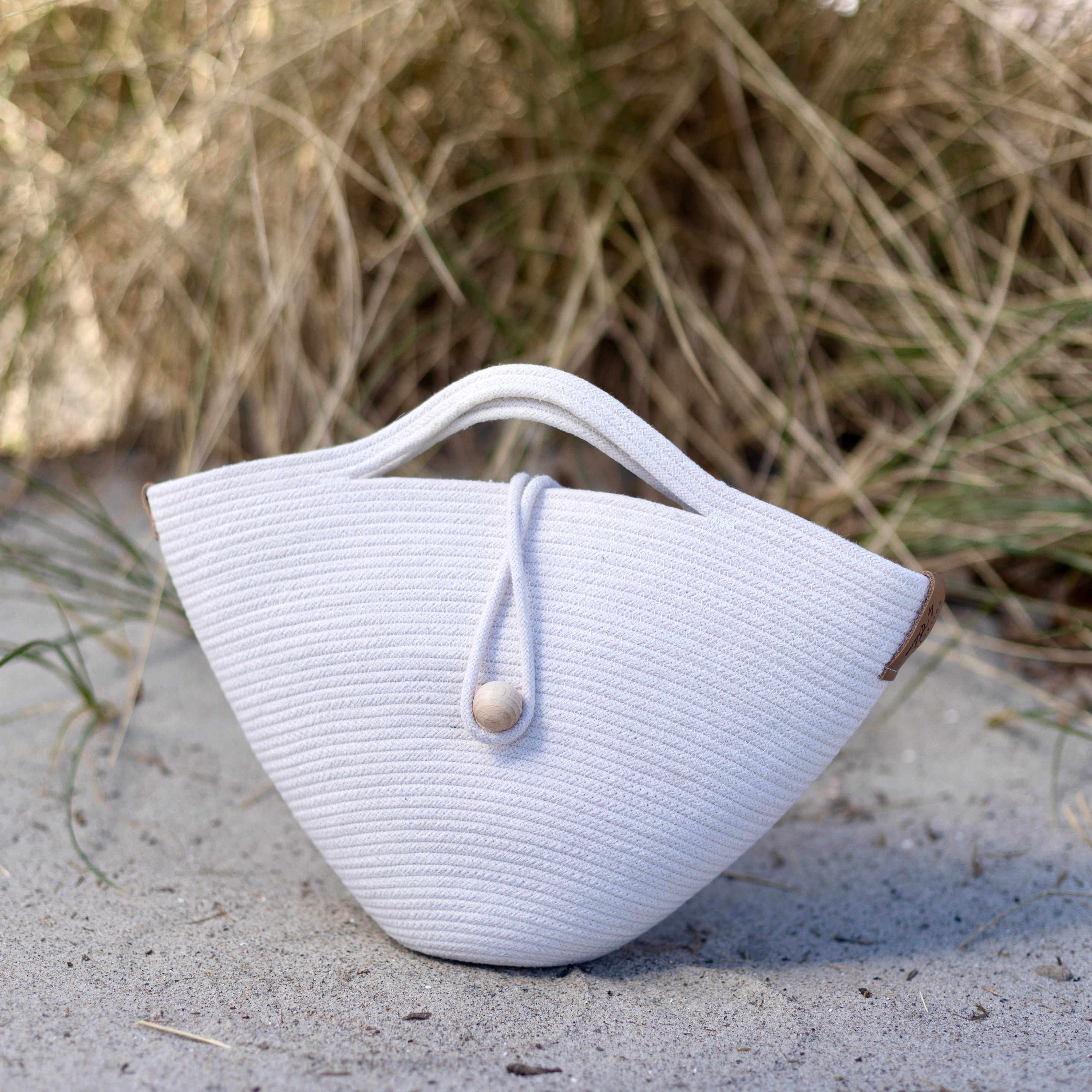 Elegant mini-taske med korte hanke, syet af stærk bomuldssnor.