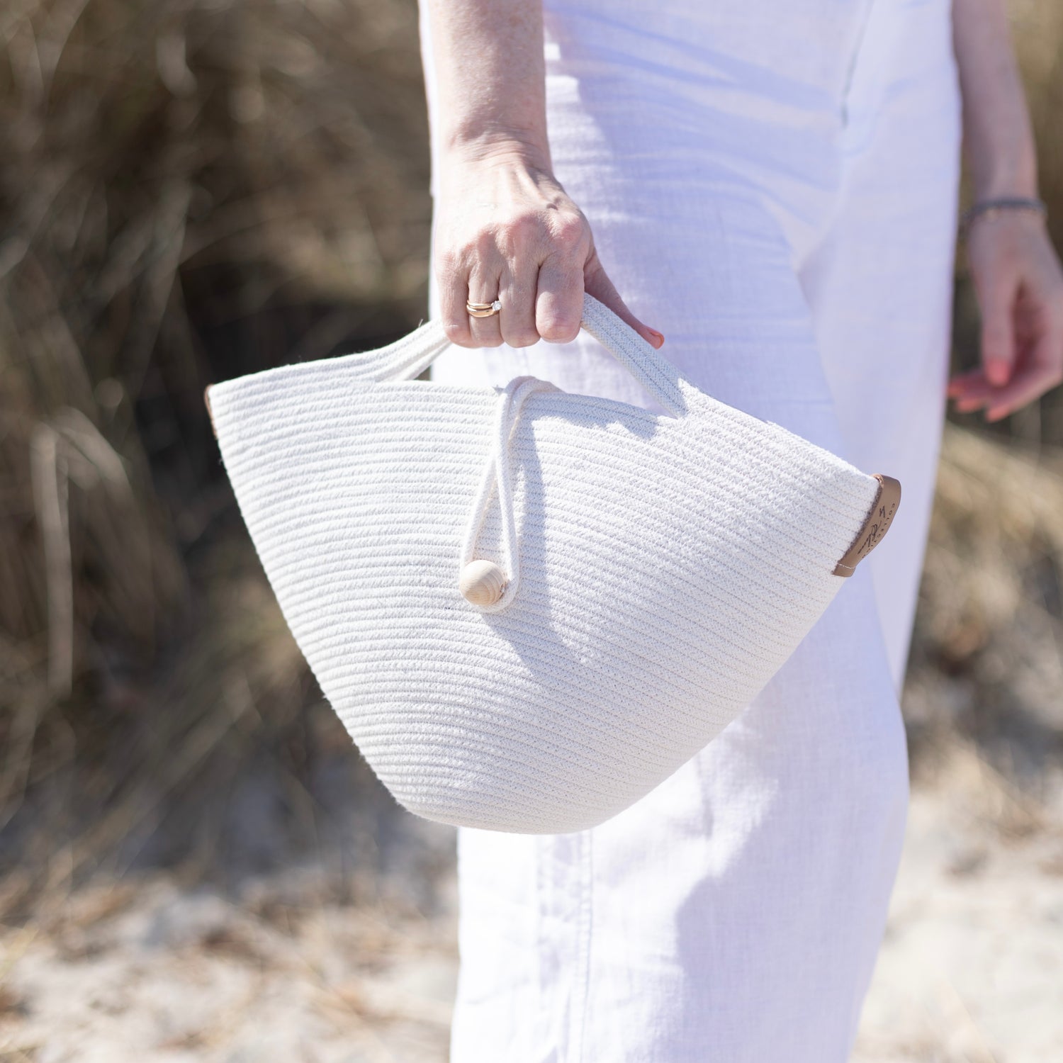 Håndlavet taske i naturmateriale – bomuldssnor i lys nuance med trædetalje.