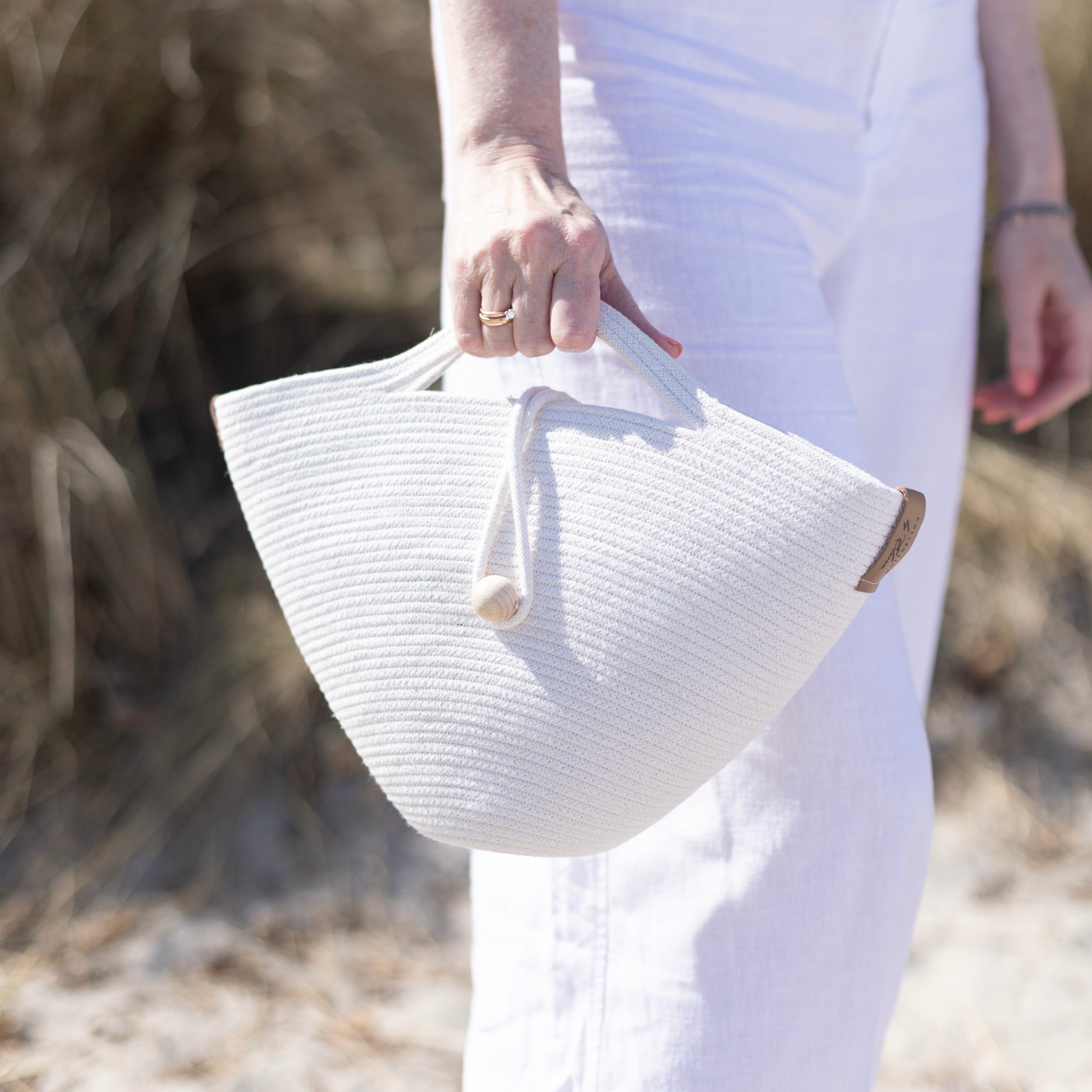 Håndlavet taske i naturmateriale – bomuldssnor i lys nuance med trædetalje.