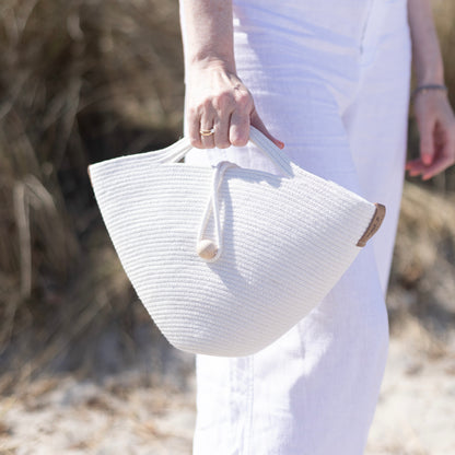 Håndlavet taske i naturmateriale – bomuldssnor i lys nuance med trædetalje.